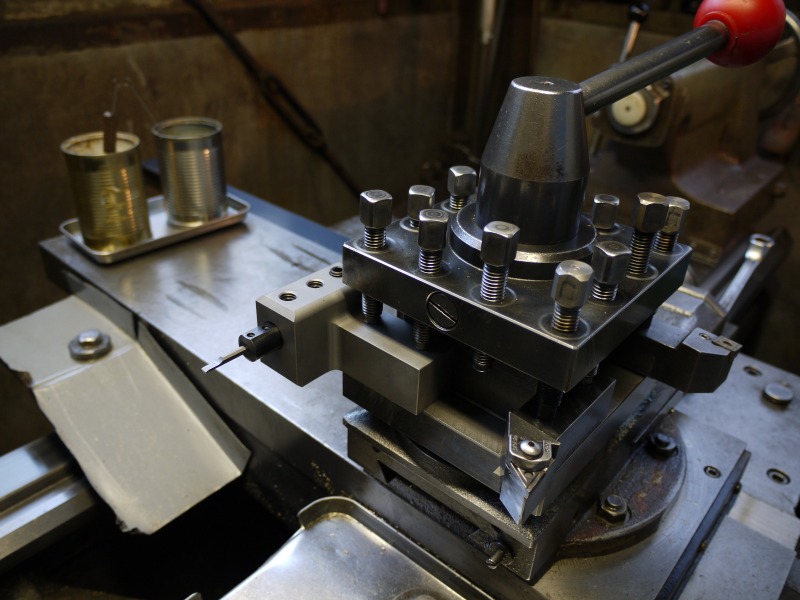 旋盤内径軽切削小径加工専用縦付けホルダーを使用した刃物台段取りデザイン