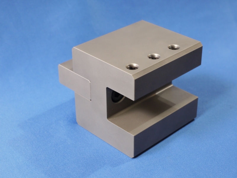 ゴリラホルダーアーム特殊製作事例｜ブロック部をの厚みを変更することで芯高を調整できます。
