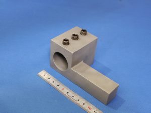 旋盤刃物台に縦付けできる内径バイトホルダーのゴリラホルダーエルボ。内径32mmタイプでスリーブを変えながらボーリングバーを簡単につかめます。段取りが変わります。